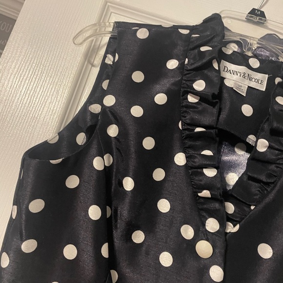 Danny & Nicole Petite Sleeveless Button Down Top - Picture 4 of 13